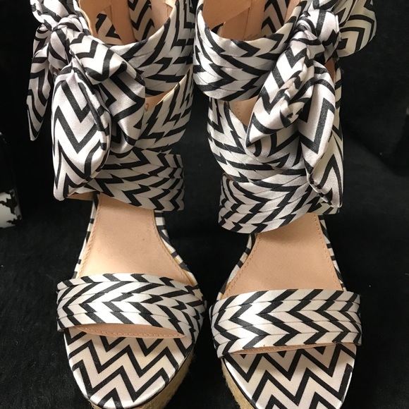 WOW 🤩 | Zigi Soho 4” Heels | Striking B&W & Bows - Picture 3 of 13